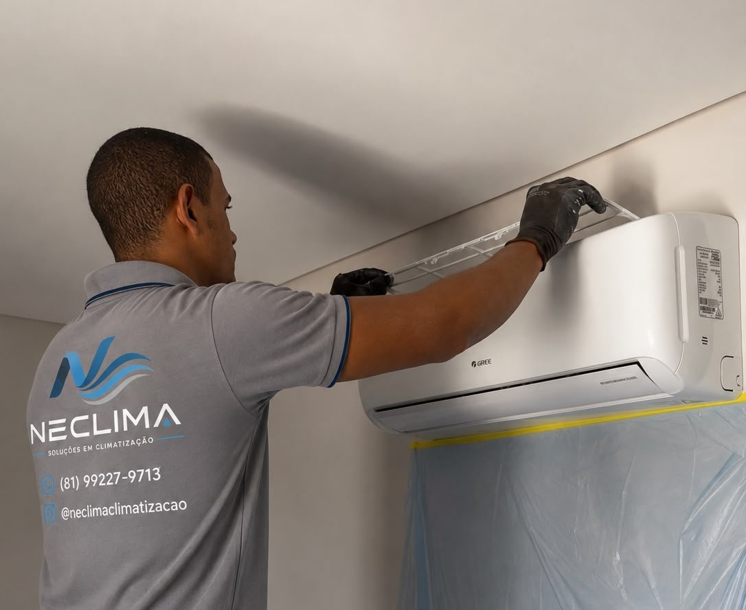 Técnico uniformizado da Neclima trabalhando em uma unidade interna de ar-condicionado