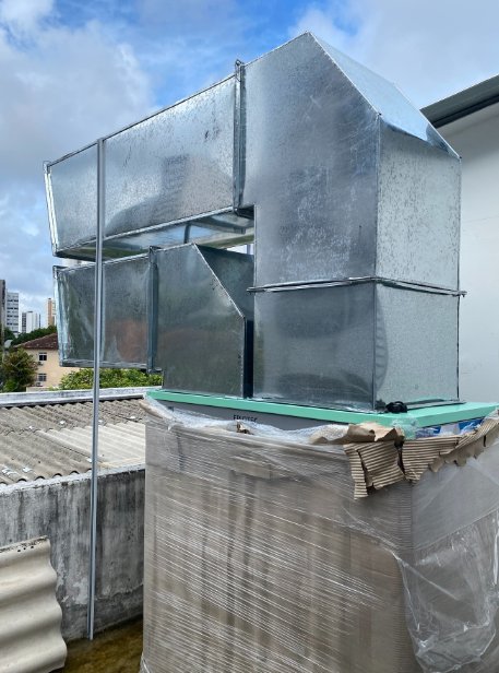Sistema de dutos em chapa galvanizada montado pela Neclima